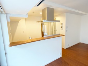 清楚なホワイトとシックなブラウンの調和が素敵な家　品川区S様邸